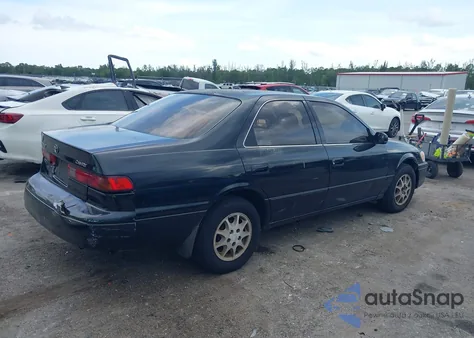 1999 Toyota Camry Le z USA, uszkodzony, nr VIN 4T1BG28KXXU561908